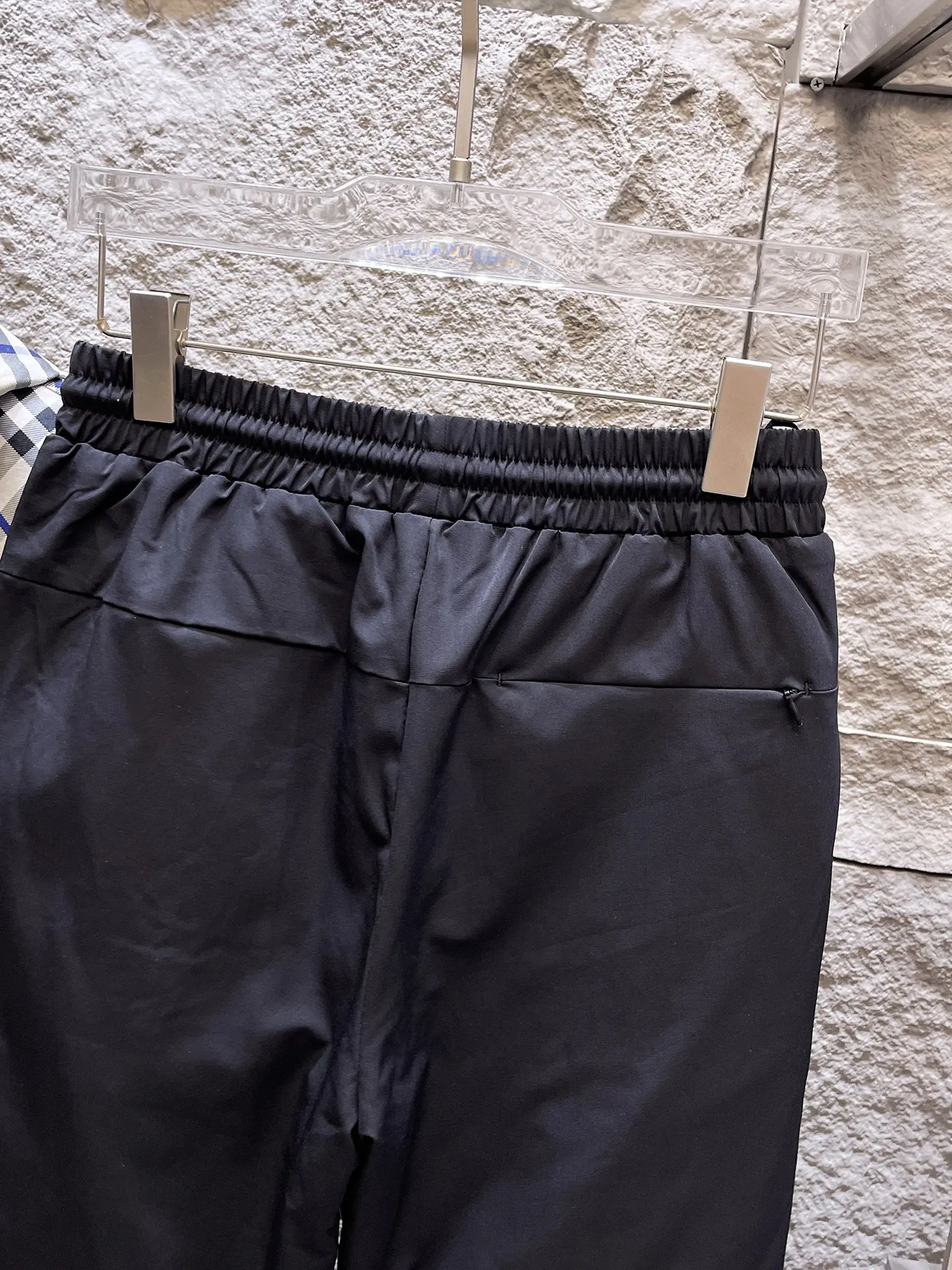 P490 Big Goose🇨🇦🌹25 new autumn and winter thickened warm down pants are here🔥Winter essential outdoor windproof, lockable and warm. Made of professional-grade outdoor windproof, waterproof and breathable fabric. Lining 90% white duck down filling. Lightweight design. Lightweight and warm. Seamless gluing process on the inside. Made of light and gall-free anti-drilling fabric to effectively prevent velvet running. Original hardware accessories. Classic logo matching. Simple and versatile, the upper body is stylish and not bloated. The style is the same for men and women! Size: M-3XL.
